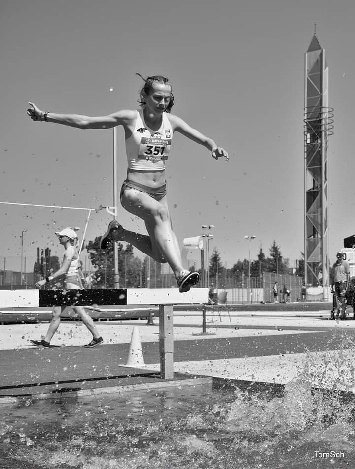 Trenerka Natalia z grupą dzieci